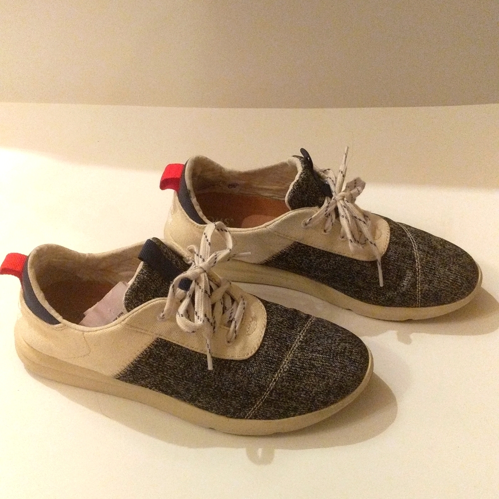 Toms woman's size 7 sneakers.
